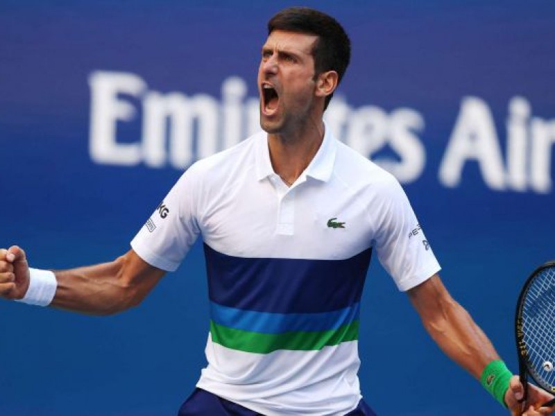 Djokovic gana la primera batalla para quedarse en Australia