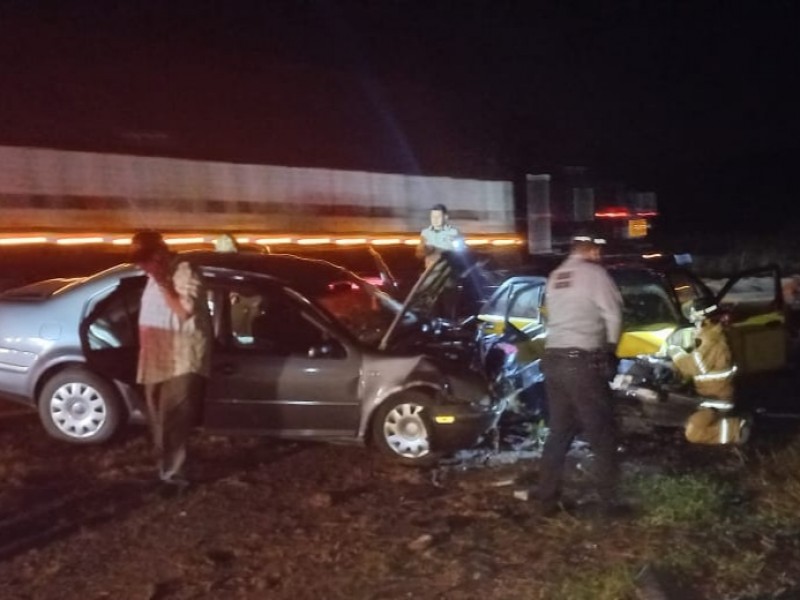 Dos vehículos involucrados en accidente que provocó cierre de carretera