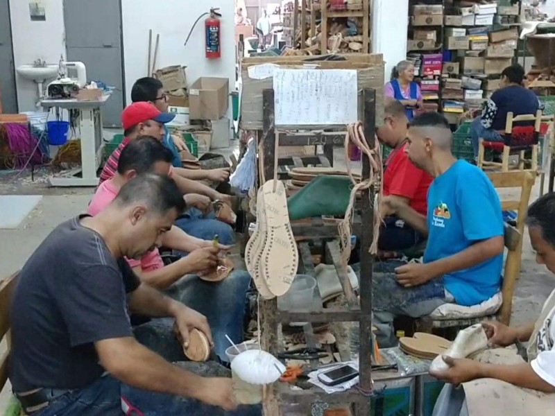 Doblan su producción huaracheros de Sahuayo