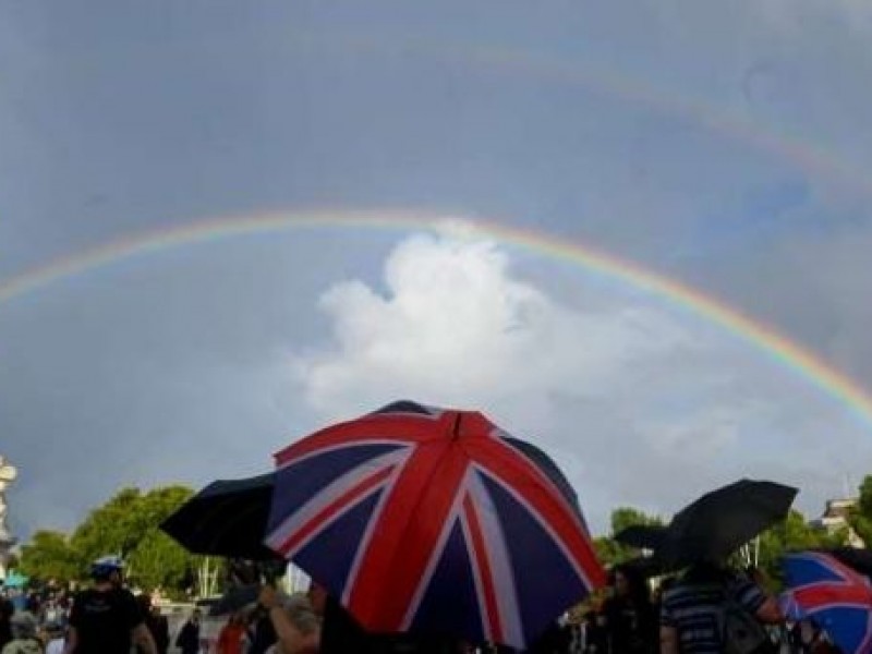 Doble arcoíris aparece sobre el Palacio de Buckingham