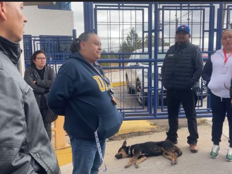 Docente mantiene protesta por tercer día. Denuncia omisiones y riesgos en Campus