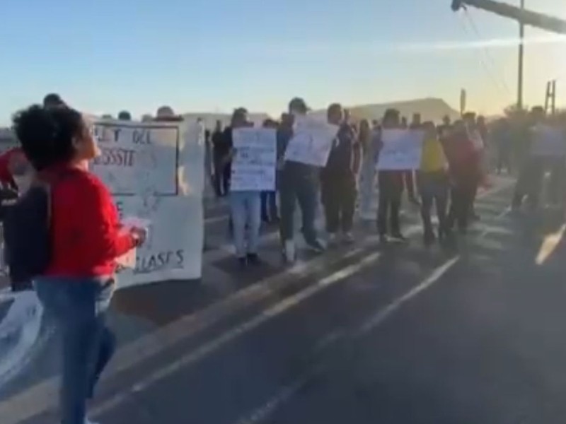 Docentes bloquean accesos a la ciudad