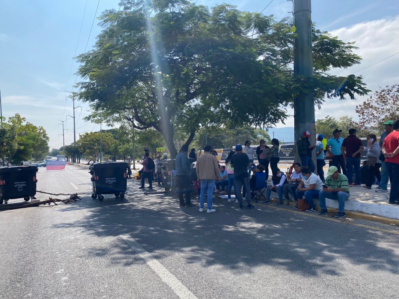 Docentes bloquean libramiento norte y administrativos toman escuelas