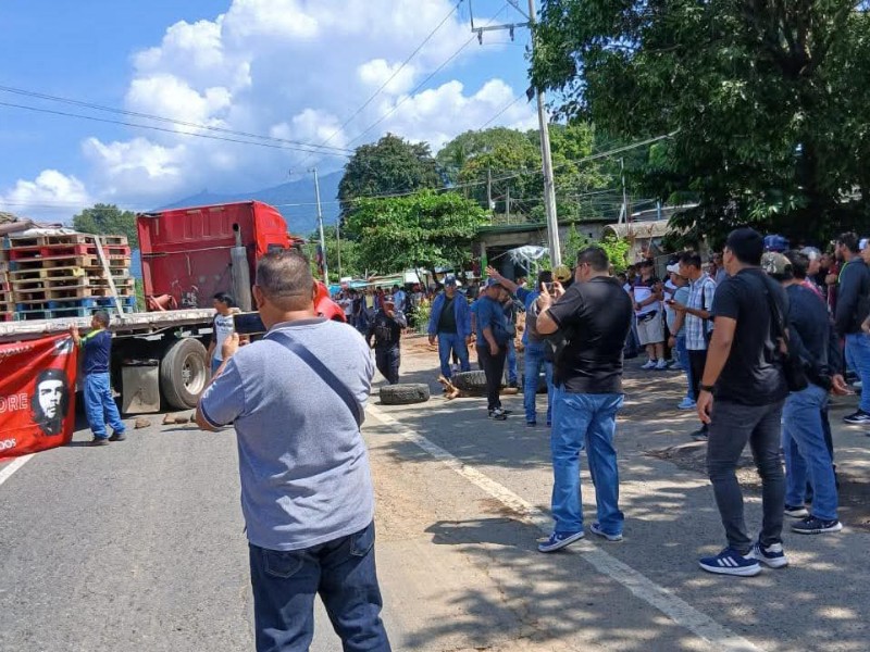 Docentes bloquearon carretera federal en Tuzantán durante la mañana de este lunes