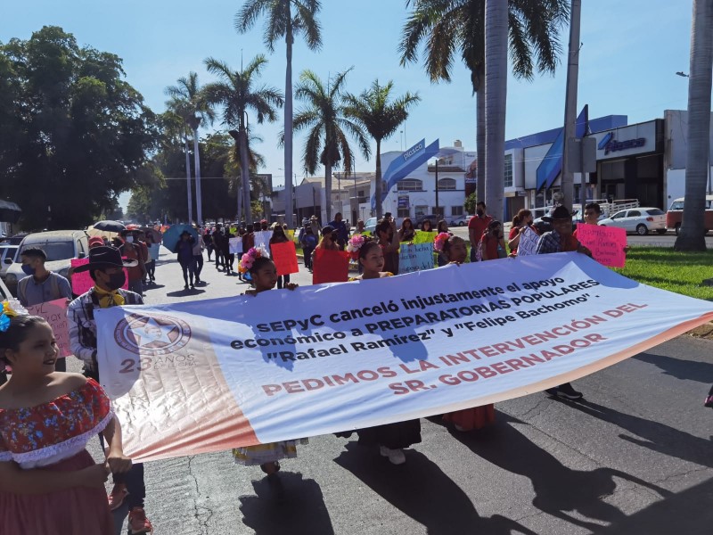 Docentes de Charay marchan en exigencia de pagos pendientes