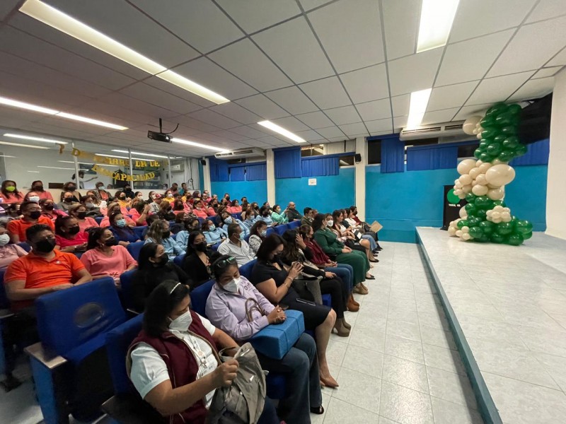 Docentes de educación especial luchan por integrar a sus alumnos