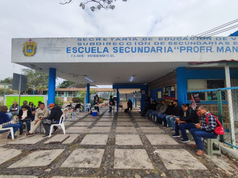 Docentes de  la escuela Tello se manifiestan