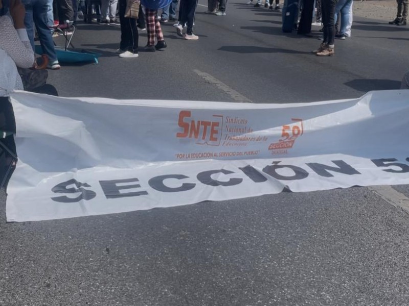 Docentes de la Sección 58 del SNTE bloquean vialidades y exigen soluciones