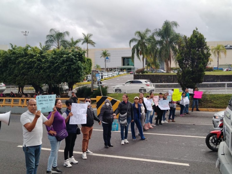 Docentes de la UPAV bloquean Lázaro Cárdenas por falta de pago