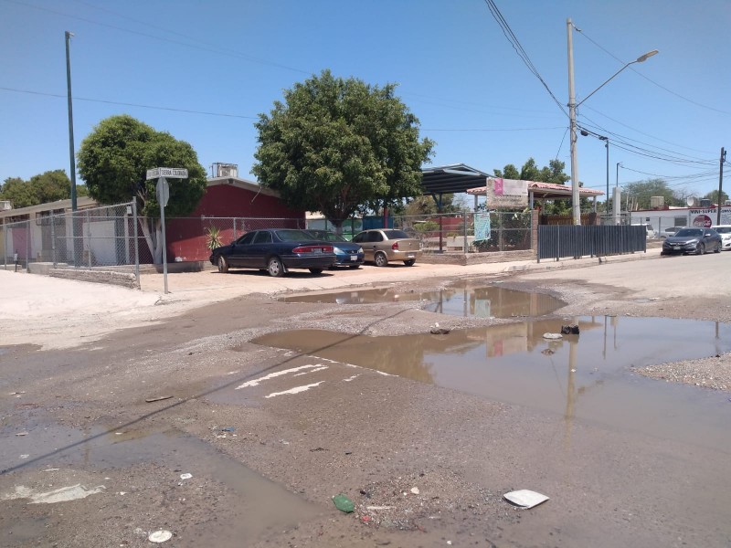 Docentes de preescolar piden reparación de fuga de aguas negras