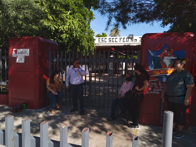 Docentes de secundaria trabajan bajo protesta; exigen destitución de directora