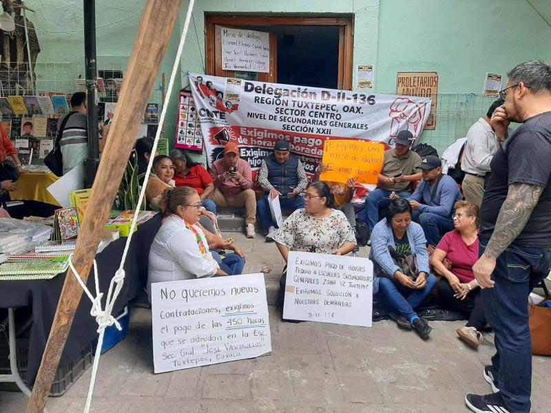 Docentes de Tuxtepec toman edificio de la Sección 22 por adeudos laborales