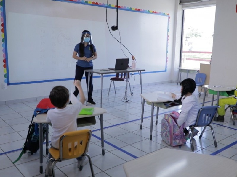 Docentes deben vacunarse contra COVID-19 para regresar a las aulas