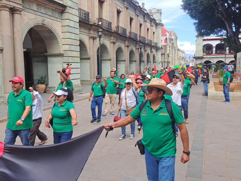 Docentes del SEIEBO marchan en Oaxaca para exigir solución