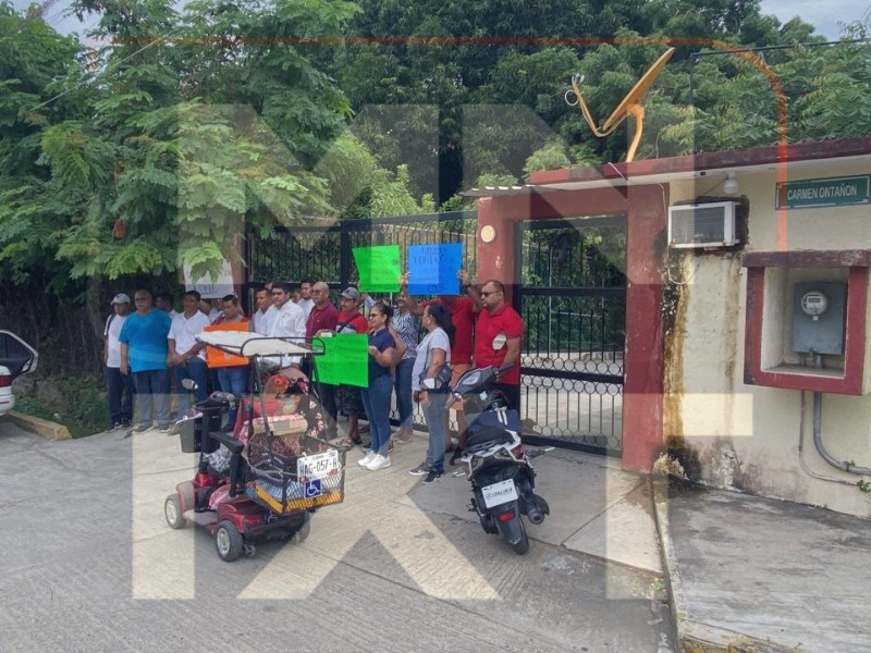 Docentes del SNTE toman oficinas educativas en Tecpan