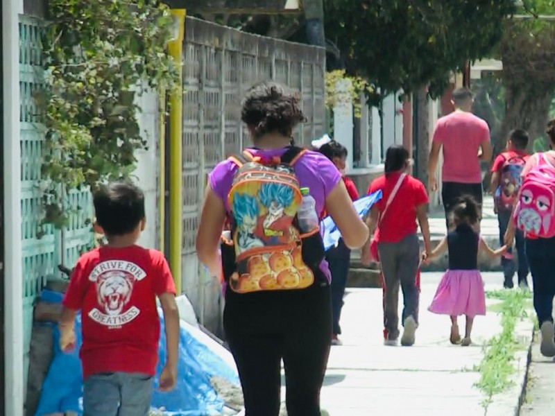 Docentes esperan reasignación tras cierre de escuelas de tiempo completo