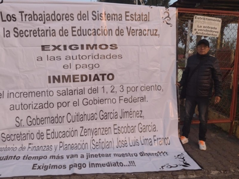 Docentes estatales protestan ante la SEV para demandar incremento salarial