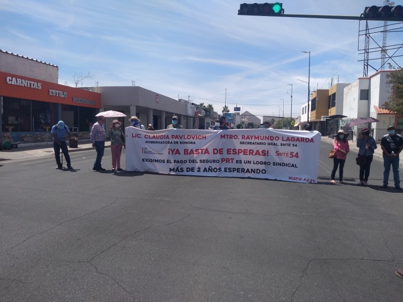 Docentes exigen a Estado pago de seguro de vida