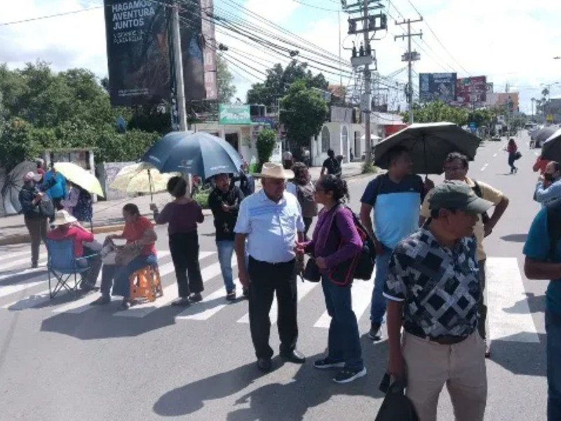 Docentes exigen pagos con bloqueos en Oaxaca