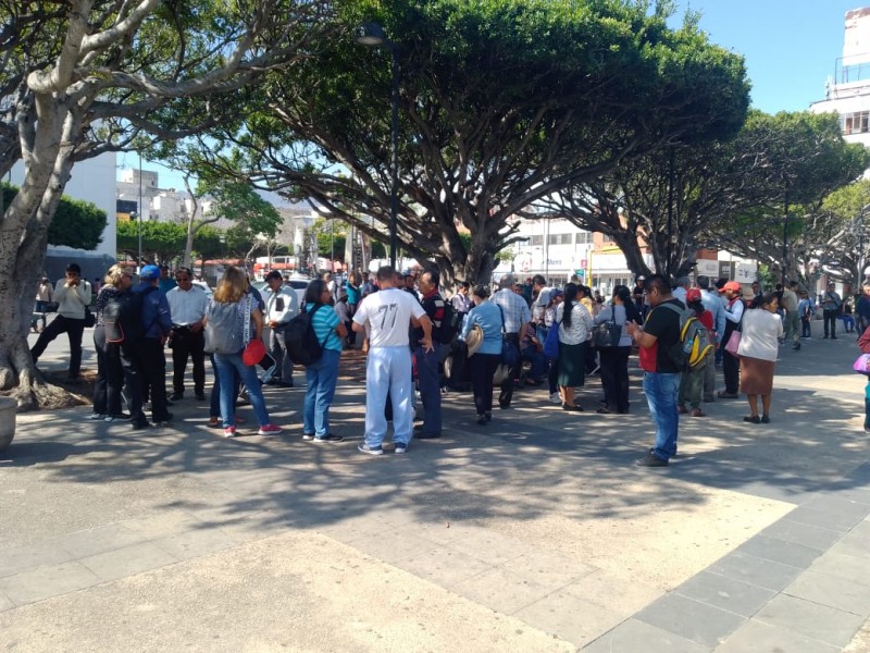Docentes jubilados bloquean vialidades en Tuxtla, exigen pago a SE