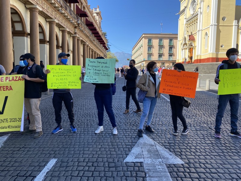 Docentes normalistas, sin plazas ni oportunidades laborales en Veracruz