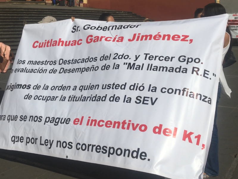 Docentes reclaman pagos a Gobierno de Veracruz