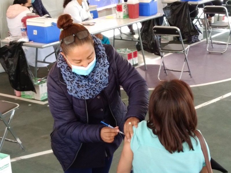 Docentes satisfechos con logística para aplicacion de refuerzo antiCOVID