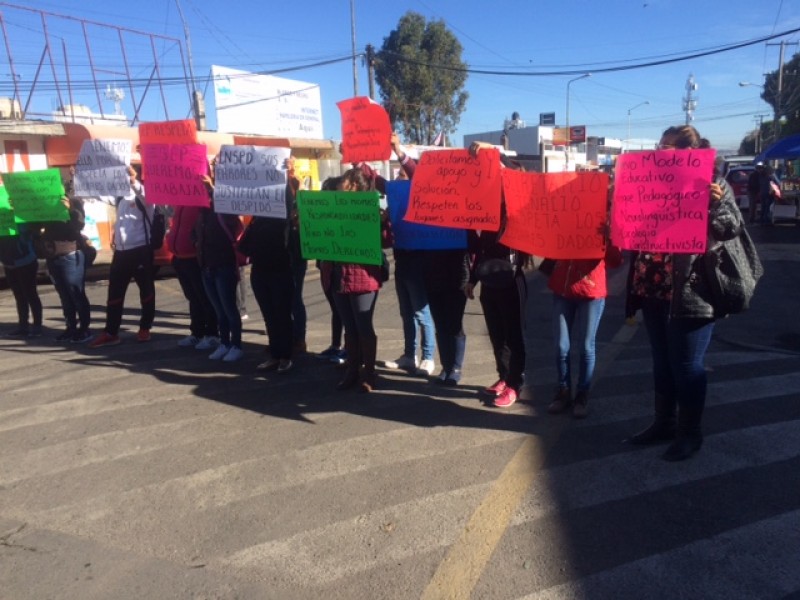 Docentes se manifiestan en la SEP de Puebla