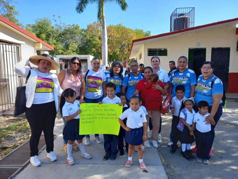 Docentes se manifiestan en solicitud de techumbre para kinder