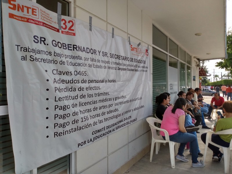 Docentes toman instalaciones de la SEV en Tuxpan