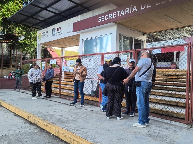 Docentes toman instalaciones de la SEV en Xalapa