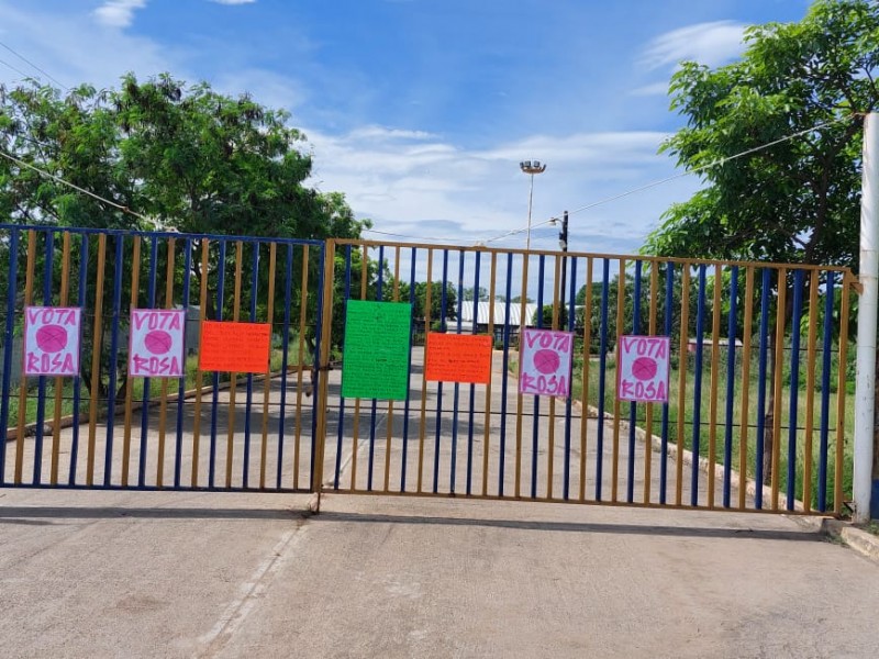 Docentes toman Preparatoria No.4 en Tehuantepec, denuncian revanchismo político