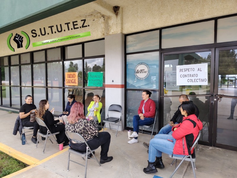 Docentes toman rectoría de la UTZAC por falta de asignación de grupos