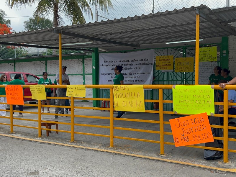 Docentes toman secundaria José Vasconcelos, exigen destituciones inmediatas