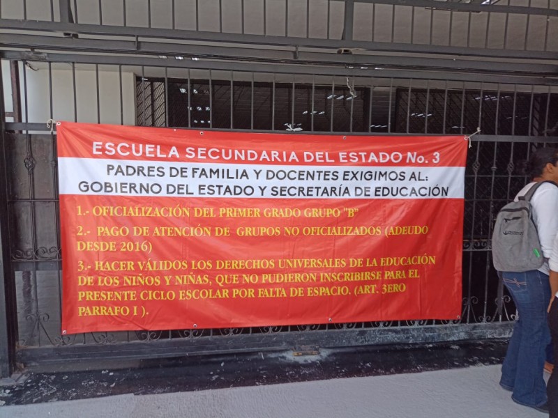 Docentes y padres de familia demandan pago de salarios