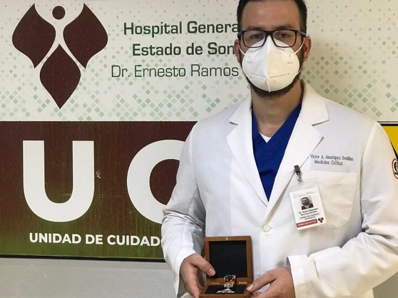 Doctor Víctor Manríquez recibe Condecoración Miguel Hidalgo