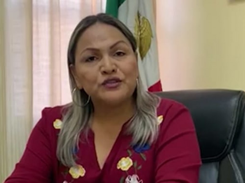Doctora invita a encendido de árbol navideño en Escuinapa