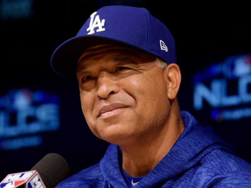 Dodgers renuevan al manager Dave Roberts