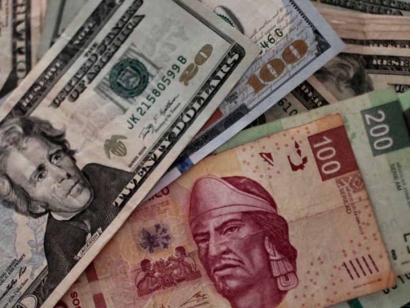 Dólar cede terreno, abre en $18.81 en bancos