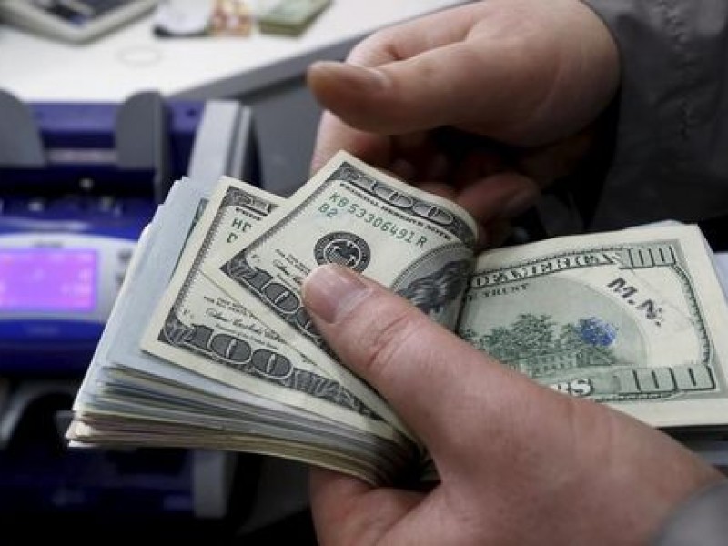 Dólar promedia en 18.97 pesos en el AICM