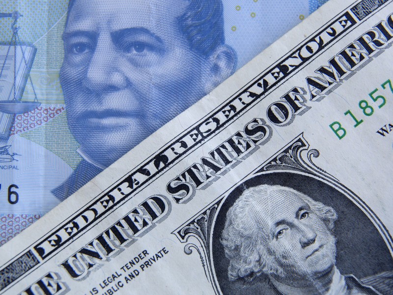 Dólar se vende en 20.72 pesos en bancos