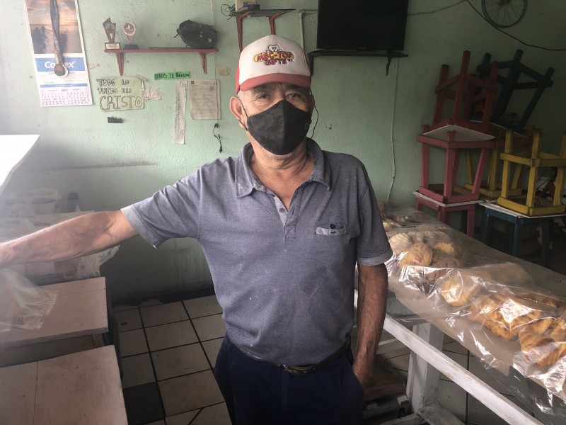 Don Anselmo busca mantenerse activo mediante la venta de pan