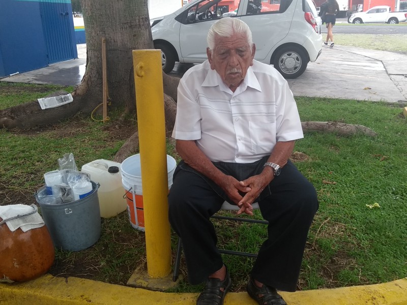 Don Baldo tiene más 70 años vendiendo tuba
