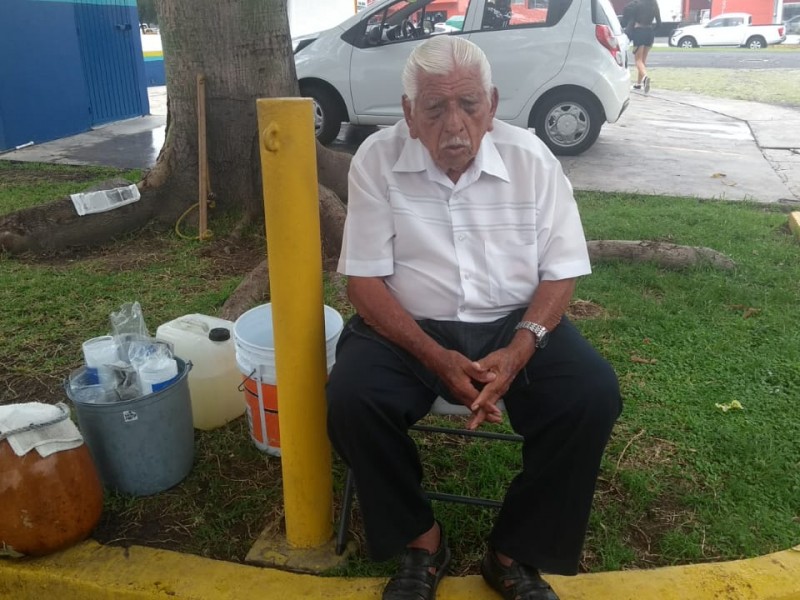 Don Baldo tiene más 70 años vendiendo tuba