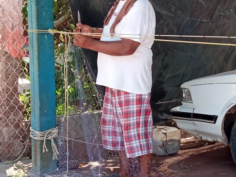 Don Celso se prepara para la temporada camaronera