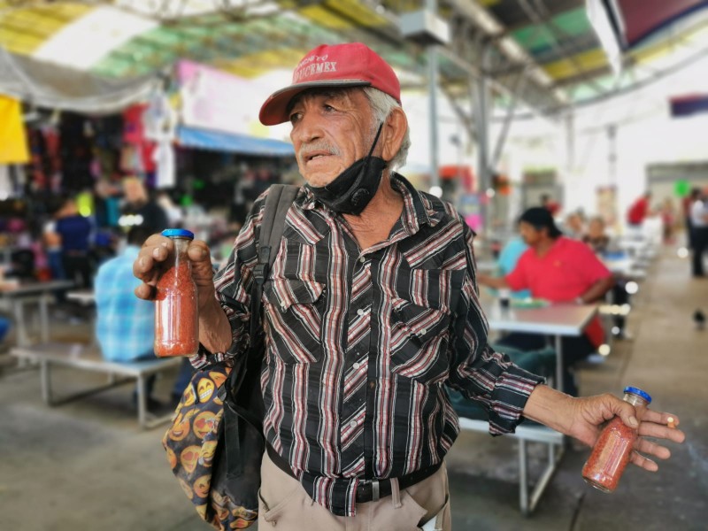 Don Felipe, a sus 80 años vende chiltepines para sobrevivir