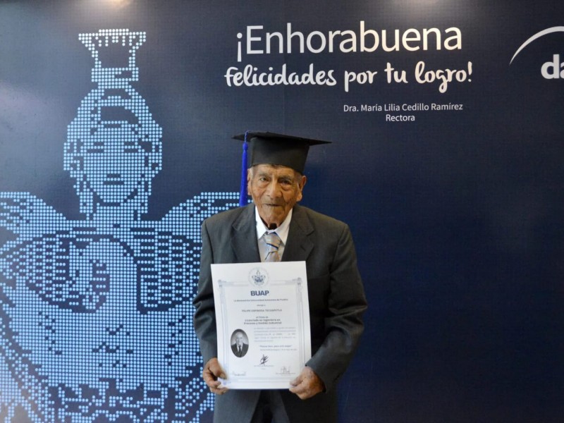 Don Felipe  logra recibir su título universitario