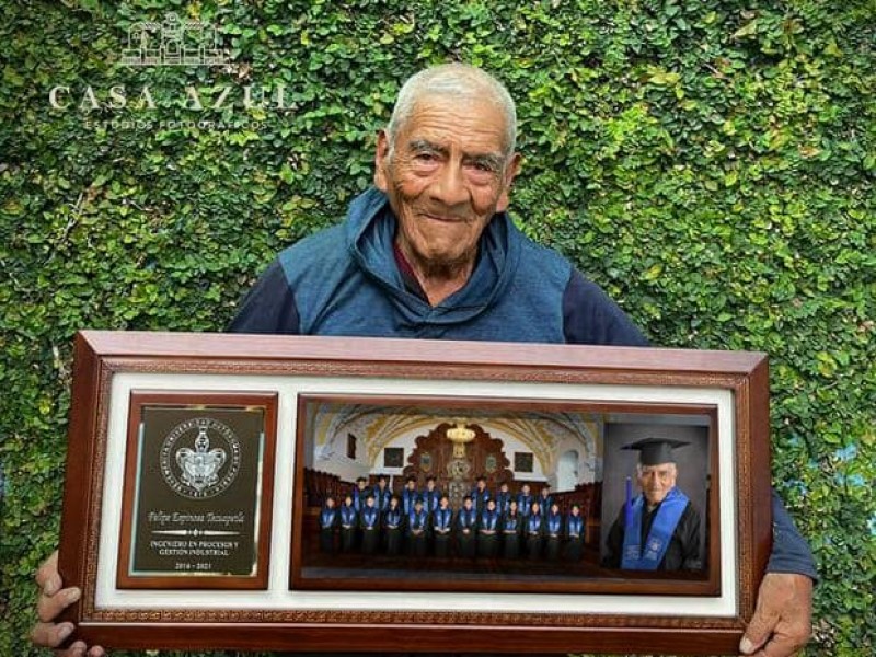 Don Felipe posa feliz en su foto de graduación