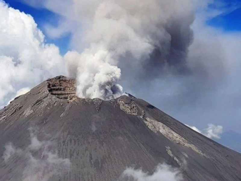 'Don Goyo' lanza exhalaciones y cenizas