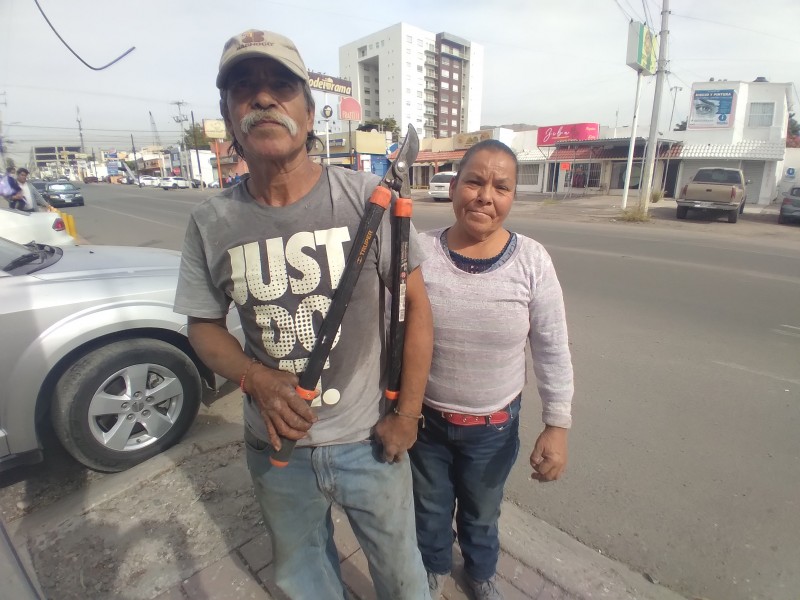 Don Gustavo y su esposa fueron desalojados de su casa